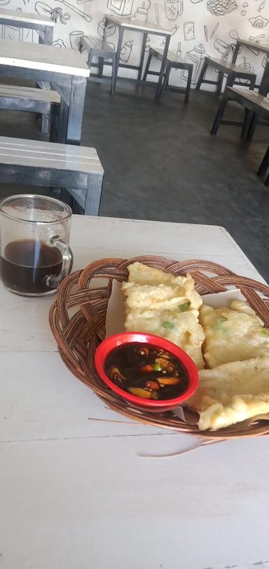 https://horego-prod-outlets-photos.s3.ap-southeast-3.amazonaws.com/horego.com/tembalang/restaurant/warmindo-barokah/review/thumbnail/af1qipofzexbmmfnnsnb-fpfinfg-lmeg9ekgam-dm4c.jpg