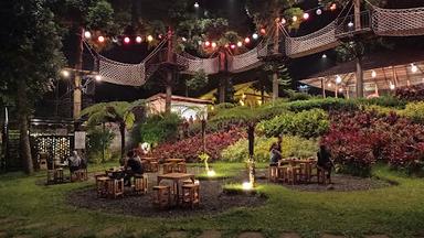 https://horego-prod-outlets-photos.s3.ap-southeast-3.amazonaws.com/horego.com/tenjolaya/restaurant/flora-puncak-senja-cafe-relax/review/thumbnail/af1qipm3gxszczlmc0fuc2vvxkkridgpf-5vkqjp3hg4.jpg