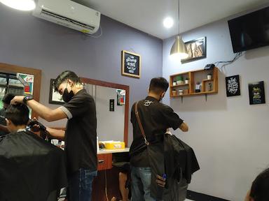 https://horego-prod-outlets-photos.s3.ap-southeast-3.amazonaws.com/horego.com/tingkir/bar/hugo-barbershop/review/thumbnail/af1qipm4miy8aeqhlm-f0vgnvbd6g1o2ztnzz-2fs-wr.jpg