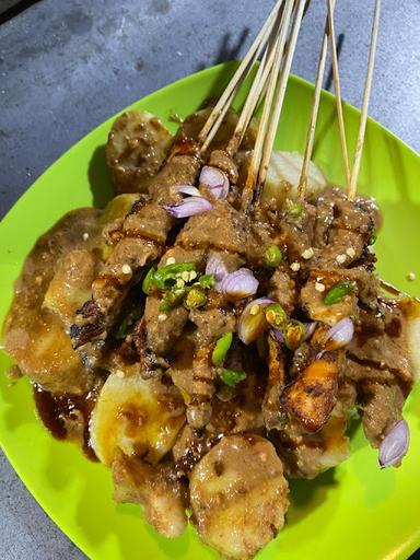 https://horego-prod-outlets-photos.s3.ap-southeast-3.amazonaws.com/horego.com/tingkir/restaurant/sate-madura-cak-hasan/review/thumbnail/af1qipmwipgl6fx-tki3dmdbbqppccmmclikhhqyq_jp.jpg