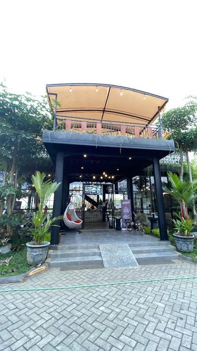 https://horego-prod-outlets-photos.s3.ap-southeast-3.amazonaws.com/horego.com/tumpang/restaurant/lintangan-cafe-resto/review/thumbnail/af1qippalbr_hb-2ol1kr-ommfa6u-xdcib4jzkpowe.jpg