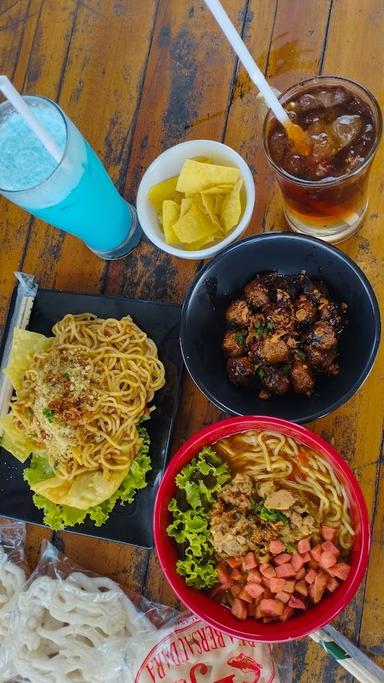 https://horego-prod-outlets-photos.s3.ap-southeast-3.amazonaws.com/horego.com/tumpang/restaurant/mie-ayam-bledek-13-rasa/review/thumbnail/af1qipnsdrmkgp_aguulgonz8vy37ge-txezpdhbcinm.jpg