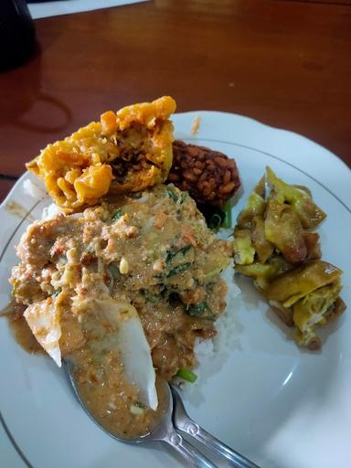 https://horego-prod-outlets-photos.s3.ap-southeast-3.amazonaws.com/horego.com/tumpang/restaurant/warung-mbak-koyim/review/thumbnail/af1qipoa7okgheq6vhcu4hrcl5b8vnywvyvhs9dlkg7b.jpg