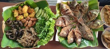 https://horego-prod-outlets-photos.s3.ap-southeast-3.amazonaws.com/horego.com/tumpang/restaurant/warung-sawah-tentrem/review/thumbnail/af1qipohmrhlmt9mjwfy4sco07mthdbftdxqbuz2jrna.jpg