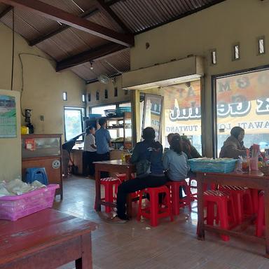 https://horego-prod-outlets-photos.s3.ap-southeast-3.amazonaws.com/horego.com/tuntang/restaurant/bakso-mie-ayam-pak-gendut/review/thumbnail/af1qipm7sj1wrqqt7gjuzd8m1r2ckwjgpao2qwuwae3y.jpg