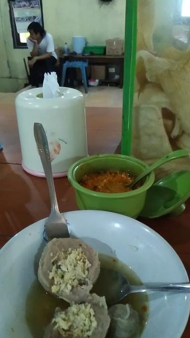 https://horego-prod-outlets-photos.s3.ap-southeast-3.amazonaws.com/horego.com/tuntang/restaurant/bakso-mie-ayam-pak-gendut/review/thumbnail/af1qipnynddp5rtqmkodkkgejiqz_cu3t4om4xy9ojwt.jpg