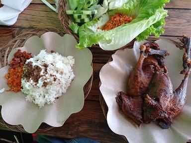 https://horego-prod-outlets-photos.s3.ap-southeast-3.amazonaws.com/horego.com/tuntang/restaurant/bebek-goreng-pak-eko-salatiga/review/thumbnail/af1qipntioqvjrdlptq-o2y3vmmt40fcv9hn1-t2pqwp.jpg