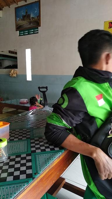 https://horego-prod-outlets-photos.s3.ap-southeast-3.amazonaws.com/horego.com/tuntang/restaurant/mie-ayam-bakso-sarirasa-barokah-pak-yahya-3/review/thumbnail/af1qipp54iqn5zvgnknv8ggdfvhcrtjyhv08qozugska.jpg