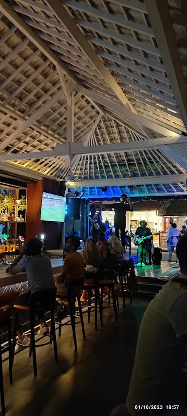 https://horego-prod-outlets-photos.s3.ap-southeast-3.amazonaws.com/horego.com/ubud/bar/the-blue-door-bar-restaurant-club/review/thumbnail/af1qipoprnpcfht2hh09x0yqjuldx9u8pdk4ytkufwfg.jpg