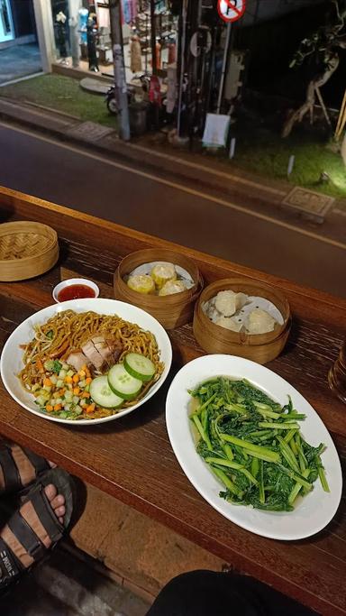 https://horego-prod-outlets-photos.s3.ap-southeast-3.amazonaws.com/horego.com/ubud/chinese-restaurant/lucky-8-roast-pork-noodle-ubud/review/thumbnail/af1qipmn7iso2tq6lydnyrsomhh-royxmn37-rtwkimk.jpg