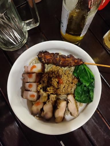 https://horego-prod-outlets-photos.s3.ap-southeast-3.amazonaws.com/horego.com/ubud/chinese-restaurant/lucky-8-roast-pork-noodle-ubud/review/thumbnail/af1qippagctmjau17rwjn2euodtjqrkqs9nq4oebwum.jpg