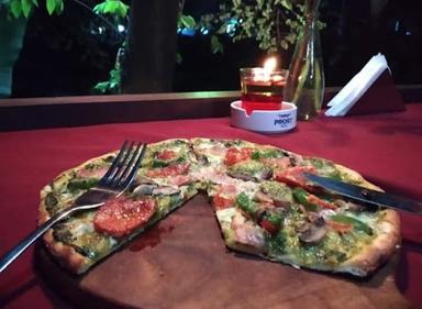 https://horego-prod-outlets-photos.s3.ap-southeast-3.amazonaws.com/horego.com/ubud/restaurant/alam-pizza/review/thumbnail/af1qippr8vhzma5jp-tl1ys4ajcjkwqcq2hv2lavsddi.jpg