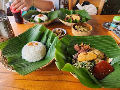 https://horego-prod-outlets-photos.s3.ap-southeast-3.amazonaws.com/horego.com/ubud/restaurant/babi-guling-gung-cung/review/thumbnail/af1qipmwelx4zin_zxyn7orfo7pv9ruslo38u_8kkwbc.jpg