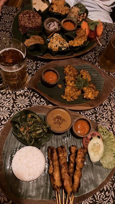 https://horego-prod-outlets-photos.s3.ap-southeast-3.amazonaws.com/horego.com/ubud/restaurant/in-da-compound-warung/review/thumbnail/af1qipnqujagorbxsxmhzzw0diqfeshnw8-gr11eg4pg.jpg