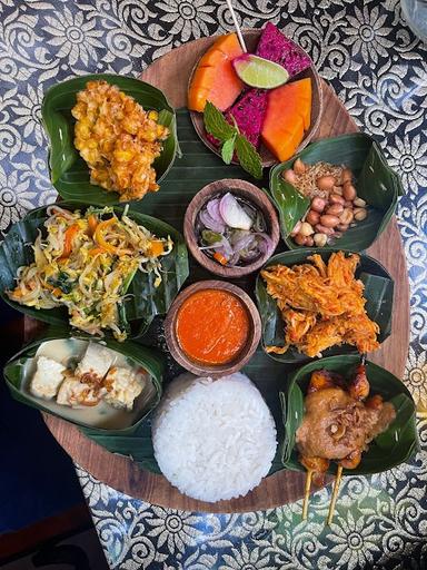 https://horego-prod-outlets-photos.s3.ap-southeast-3.amazonaws.com/horego.com/ubud/restaurant/in-da-compound-warung/review/thumbnail/af1qipoaqxnntzvmwmmirxv-ywmxgzddwhpydt7ix4pc.jpg