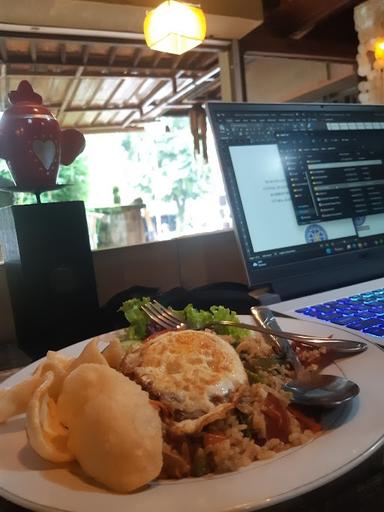 https://horego-prod-outlets-photos.s3.ap-southeast-3.amazonaws.com/horego.com/ubud/restaurant/saka-graha-tea-kopi-luwak/review/thumbnail/af1qipo52fvnor_usw_hhwgglk-24vrcasyvd1ign9wq.jpg