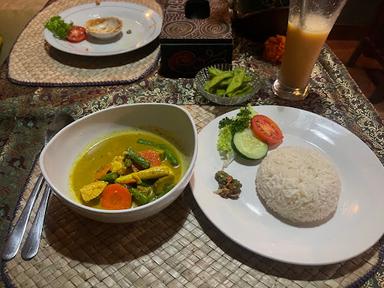 https://horego-prod-outlets-photos.s3.ap-southeast-3.amazonaws.com/horego.com/ubud/restaurant/warung-lemongrass/review/thumbnail/af1qipofottrf-3owohmihsht9zmbdowe_rddkaedyoy.jpg