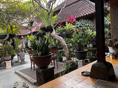 https://horego-prod-outlets-photos.s3.ap-southeast-3.amazonaws.com/horego.com/ubud/restaurant/warung-makan-bu-rus/review/thumbnail/af1qipmsz2on7rjmuif75tqnxmujiuis8dctf_fykcz8.jpg