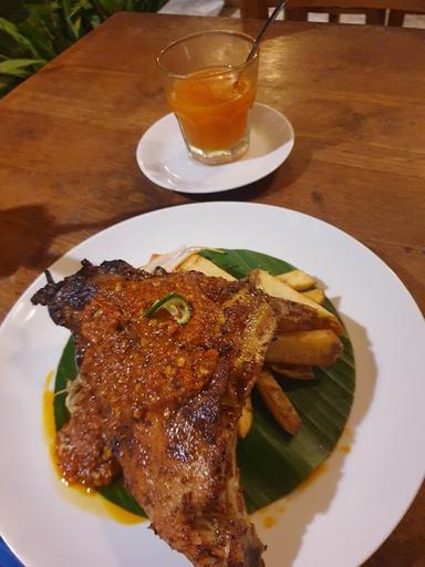 https://horego-prod-outlets-photos.s3.ap-southeast-3.amazonaws.com/horego.com/ubud/restaurant/warung-titi/review/thumbnail/af1qipmh55iauhz6pilfbm1kxgavnmwbdfnrfmjcteph.jpg