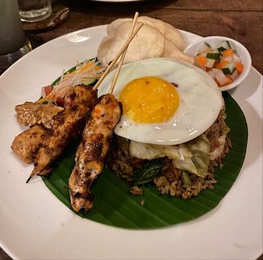 https://horego-prod-outlets-photos.s3.ap-southeast-3.amazonaws.com/horego.com/ubud/restaurant/warung-titi/review/thumbnail/af1qipo4fthg0kgk7b4vn7pzg3vuc9mhcbdirzww5fp_.jpg