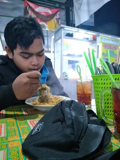 https://horego-prod-outlets-photos.s3.ap-southeast-3.amazonaws.com/horego.com/ungaran-barat/restaurant/bakmi-surabaya-mas-beny/review/thumbnail/af1qippv45ent6469ifcu10ga4n_kdy6lpxomrmur9kx.jpg