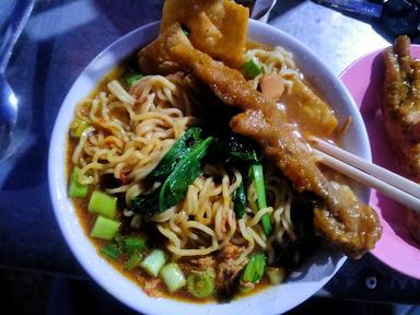 https://horego-prod-outlets-photos.s3.ap-southeast-3.amazonaws.com/horego.com/ungaran-timur/restaurant/mie-ayam-obat-lapar/review/thumbnail/af1qipp3ldyftomtqnpxx6ffiscnamblrvdhxy46osko.jpg