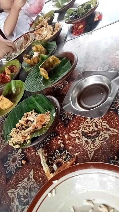 https://horego-prod-outlets-photos.s3.ap-southeast-3.amazonaws.com/horego.com/ungaran-timur/restaurant/waroeng-cowek-ireng-ungaran/review/thumbnail/af1qipnsltnpxskfrd_5qaw3ewdgel49uyk9p6rw6jlz.jpg