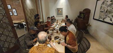 https://horego-prod-outlets-photos.s3.ap-southeast-3.amazonaws.com/horego.com/wonocolo/restaurant/kedai-jujugan-cab-jl-jemursari/review/thumbnail/af1qipmn1svckkg2hefnlrt9cjaygdkzci2le7eeh-hm.jpg