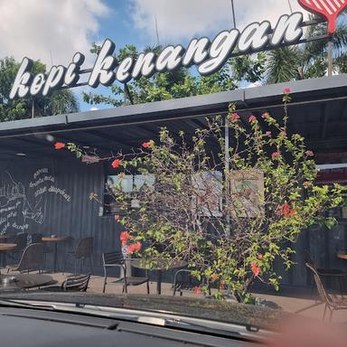 https://horego-prod-outlets-photos.s3.ap-southeast-3.amazonaws.com/horego.com/wonokromo/coffee-shop/kopi-kenangan-spbu-pertamina-ngagel/review/thumbnail/af1qipno3jrg5dgrunuhiyor9ps3qngwnixkl7g04zac.jpg