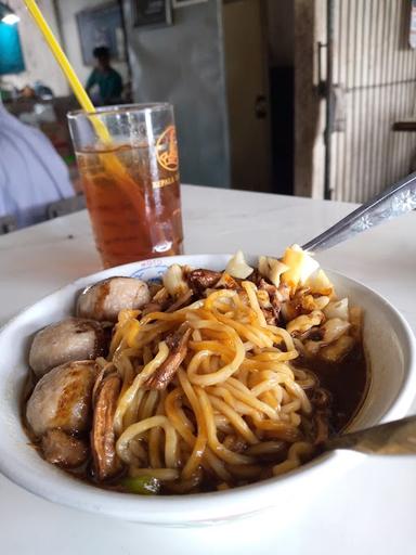 https://horego-prod-outlets-photos.s3.ap-southeast-3.amazonaws.com/horego.com/wonokromo/restaurant/bakso-solo-mie-ayam-mbah-loso/review/thumbnail/af1qipmeluxduge2nsl3rojgo09bpuynbodkma1qnmcr.jpg