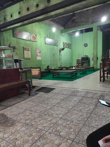 https://horego-prod-outlets-photos.s3.ap-southeast-3.amazonaws.com/horego.com/wonosari/restaurant/ayam-bakar-mbak-sri-muslim-234/review/thumbnail/af1qipni91hhdqnhycro-8mxdfhfmmltfez_07nc40kp.jpg